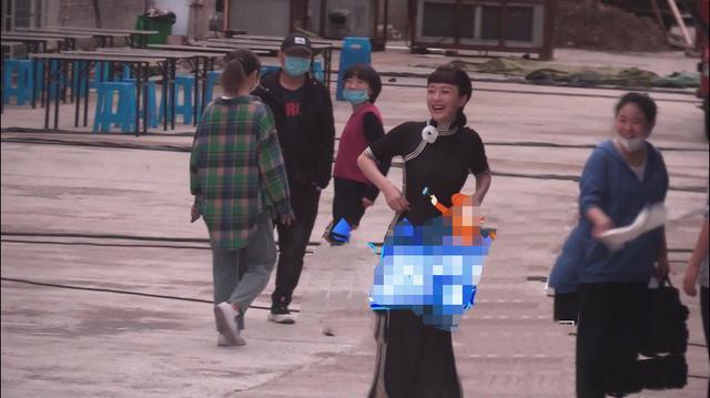 秦岚苗圃罕见同框，同为41岁身材状态却不一样！