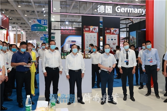 首届中国国际文化旅游博览会开展 孙立成于杰孙述涛参观展区