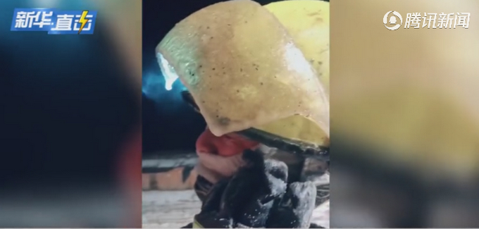 这条热搜把眼泪冻住了！消防员竟拿不起头盔？