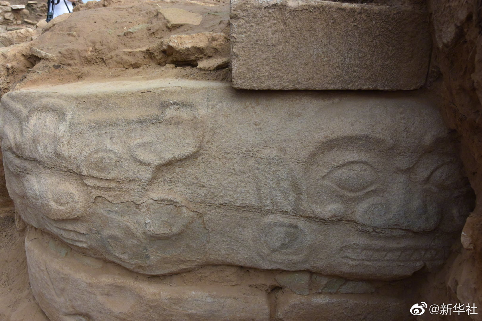 考古新发现！陕西石峁遗址发掘出大型人面石雕