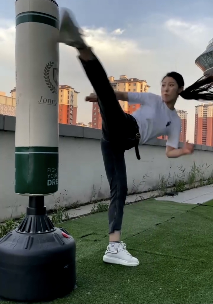 济南一拳击馆老板娘自创防身术 曾是跆拳道国家选手 因防身视频爆火网络