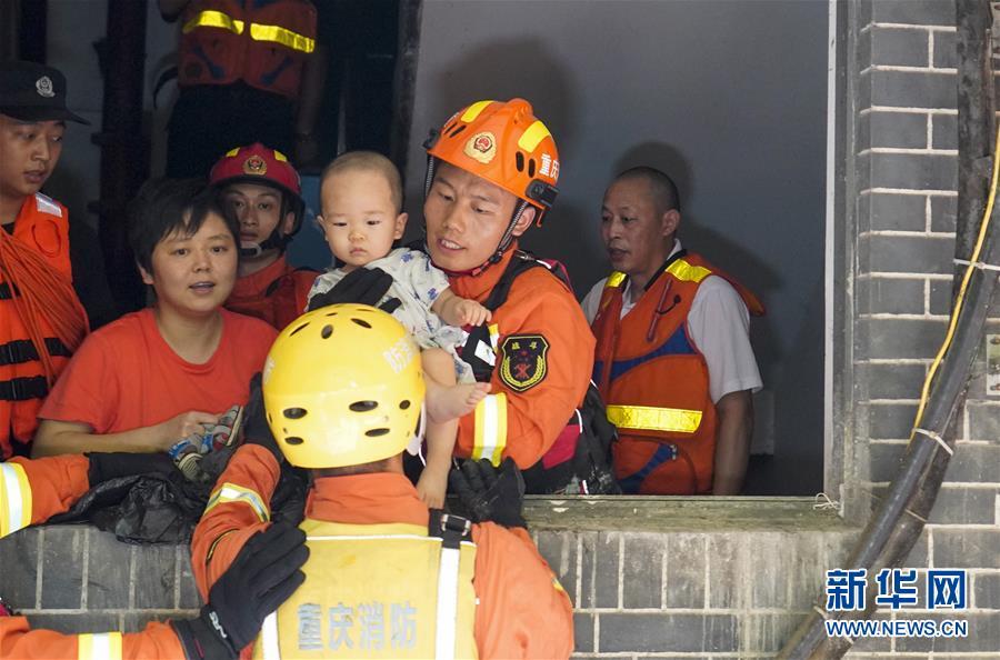 筑起防大汛的坚强防线——重庆防御长江、嘉陵江过境洪峰现场记录
