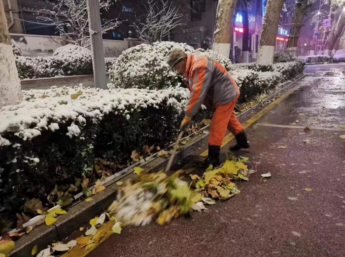 环卫工与雪赛跑、城管帮忙推车，济南大雪天的温暖就在身边