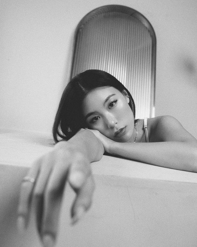 高以翔|高以翔女友罕见晒黑白照，疑回怼外界恶评，眼神迷离状态憔悴