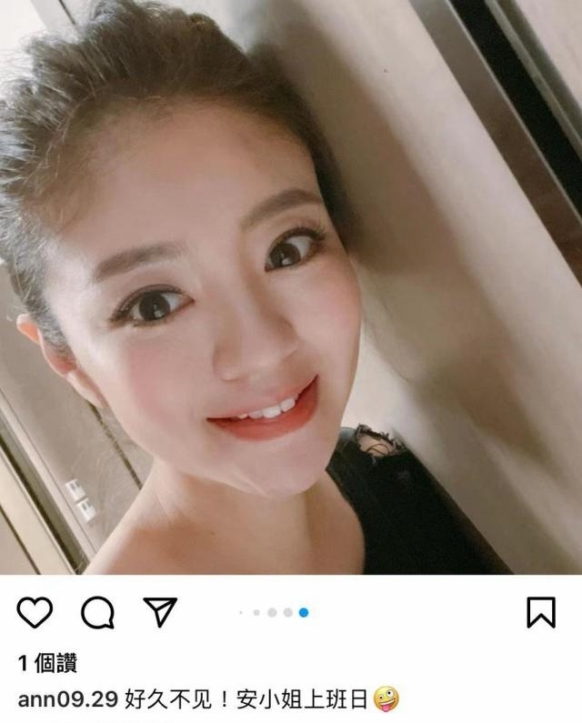 安以轩晒复工自拍 在一桌美食前俏皮拍照