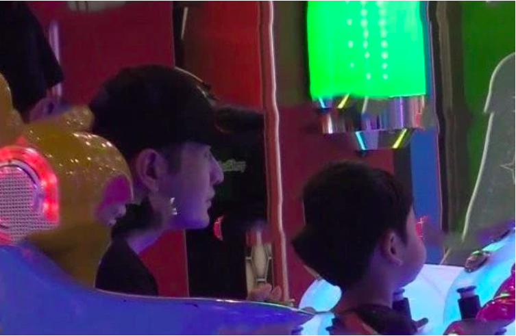 颜值在线!baby素颜带儿子 2岁小海绵趴栏杆和妈妈说话