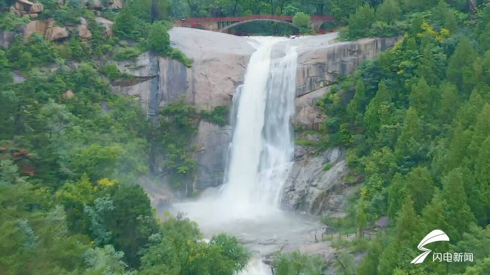 雨后泰山现“云龙三现”奇观 白云飞瀑绕山间