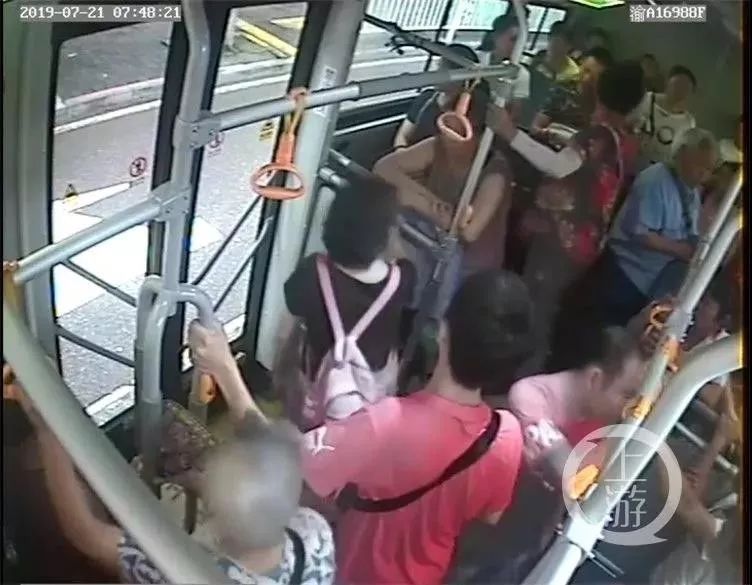 乘客吵得不可开交！司机停车说了一句话，整辆车都安静了