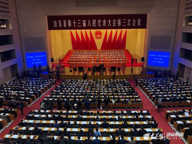 山东省十三届人大三次会议开幕 5G+VR省政府工作报告