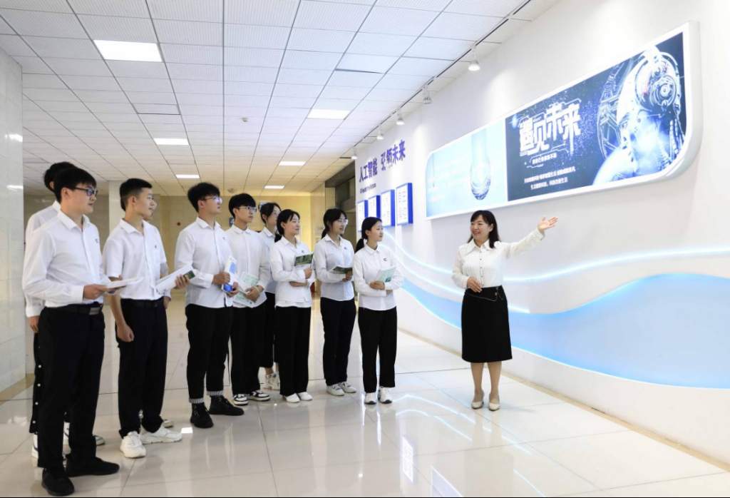 重庆科创职业学院：以“人工智能+”为引领 打通人才供需“最后一公里”