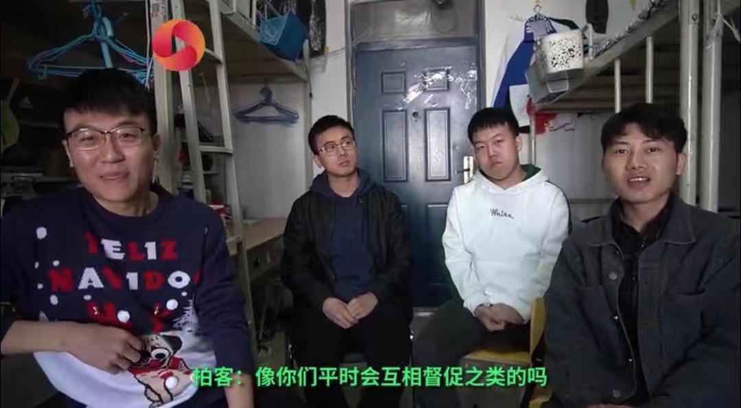 对时间精打细算！“学霸”寝室上线：每天学习12小时