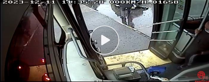 雪天路滑市民骑车摔倒  济南公交驾驶员暖心相助