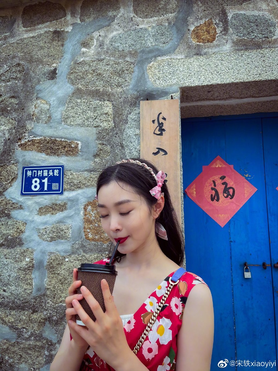 宋轶穿碎花红裙拍海岛大片 明艳可人清新甜美