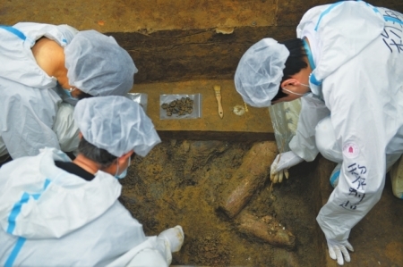 三星堆首次发现扭头跪坐人像 或还原古蜀祭祀场景