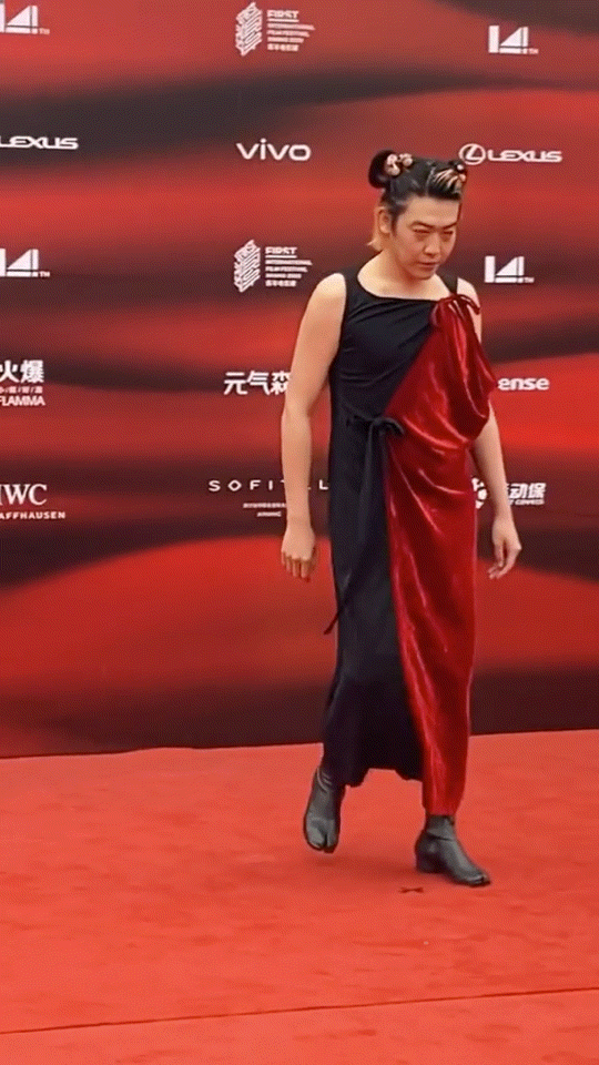 姜思达回应红毯造型|【大胆搏出位】姜思达回应红毯造型上热搜 纯素颜COS哪吒造型不输陈志朋