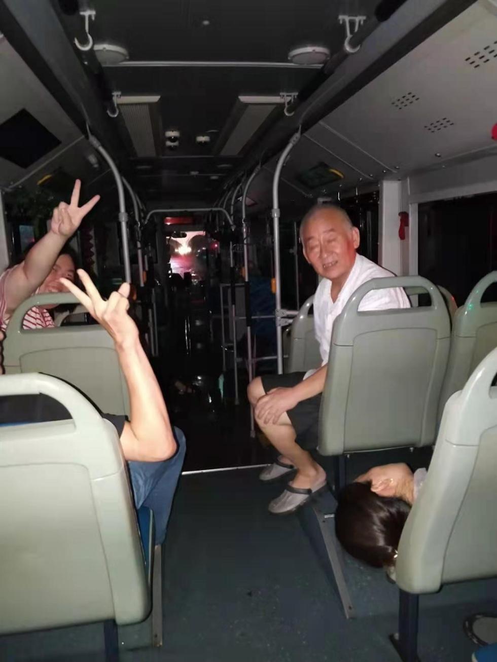 暴雨中外卖小哥接“超长跑腿订单”：深夜救出被困老人