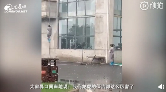 特警基地保洁阿姨轻松爬攀楼绳|扫地僧！特警基地保洁阿姨轻松爬攀楼绳