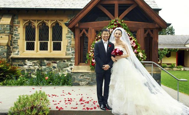 曹郁|姚晨曹郁情难自禁当众亲吻，下台还三步一回头！结婚8年如胶似漆