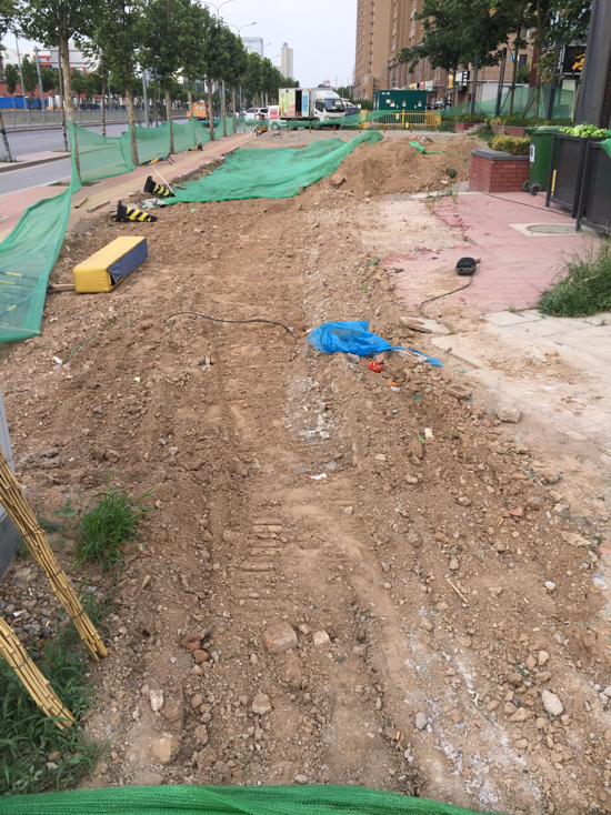 【啄木鸟在行动】铁厂北路奥体中路公交站南侧渣土覆盖不全