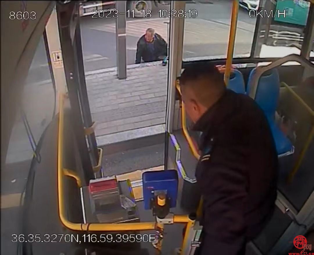 老人站台摔倒，济南公交驾驶员下车帮助