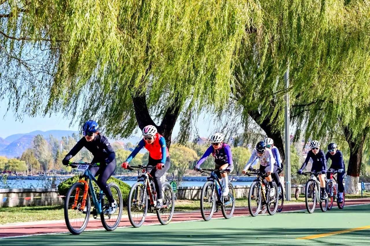 第三届山东沿黄九市自行车赛竞速雪野湖