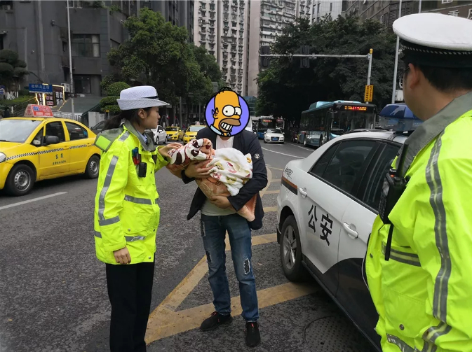 女警抱着婴儿指挥交通？网友却纷纷点赞：让人安心！