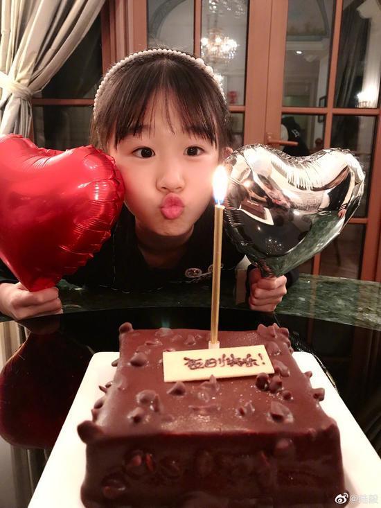 陆毅鲍蕾晒女儿庆生照 贝儿嘟嘴卖萌妹妹露同款甜笑
