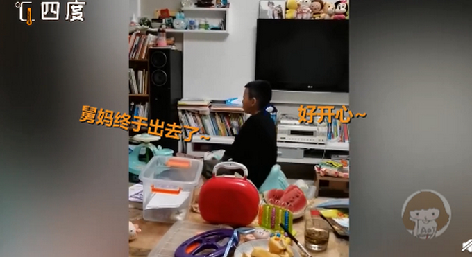 小朋友去班主任家走亲戚站立难安 表情紧张更是让人忍俊不禁