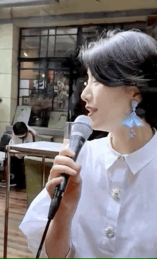 李亚鹏女友酒吧门口唱歌，两人许久未同框