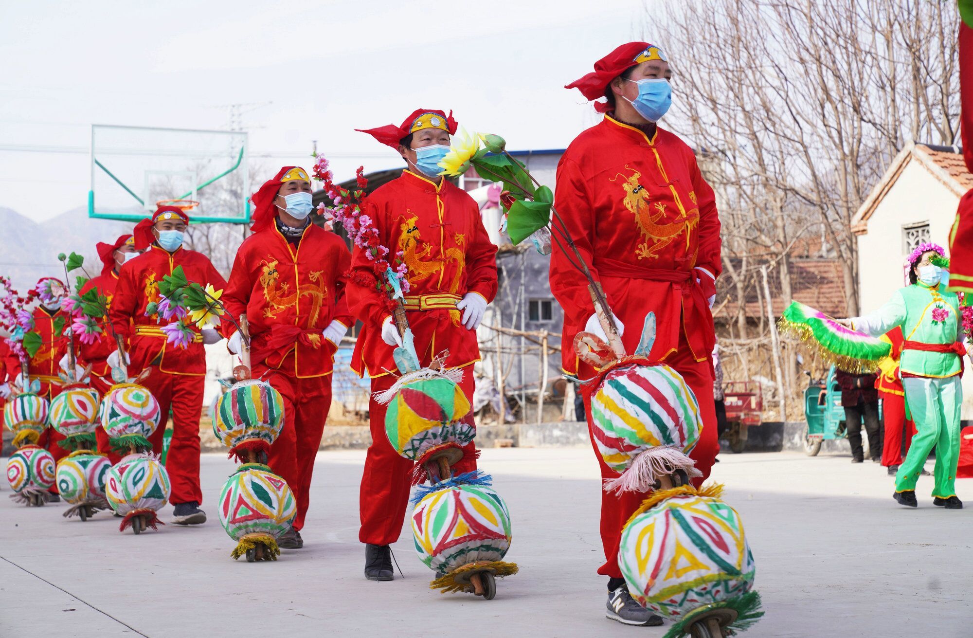 组图丨舞龙舞狮戏金牛，欢欢喜喜过大年