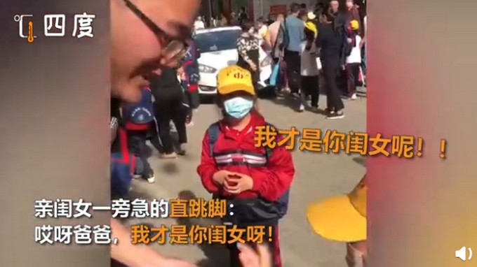 萌化了！萌娃商场认错妈抱着不松手，还当着亲妈的面亲了这位“妈妈”