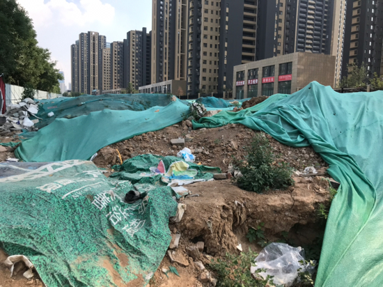 【啄木鸟在行动】历下区奥体中路贤文世家附近渣土堆覆盖不全