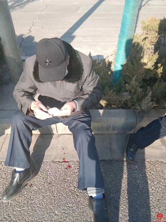 老人路边摔倒，济南公交驾驶员毫不犹豫伸出援手