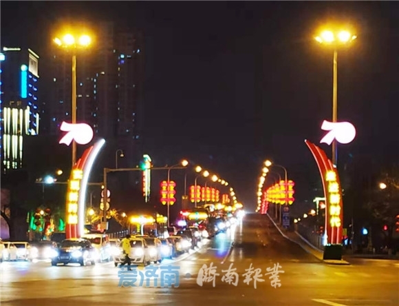 大红灯笼挂起来 扮靓街头年味浓