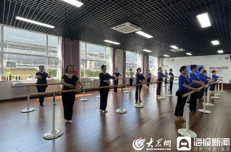 山东老年大学开学首日：89岁老大爷拎包上学，不仅学会电脑打字、还能手机打车、叫外卖