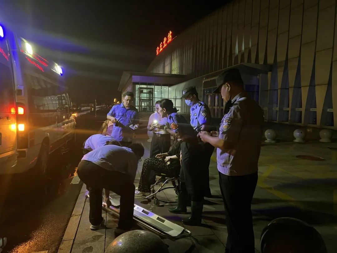 临时停车6分钟，G6984次高铁展开“生命接力”！