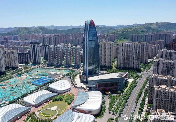 航拍济南两个“第一高”遥望，经十路沿途高层建筑如雨后春笋