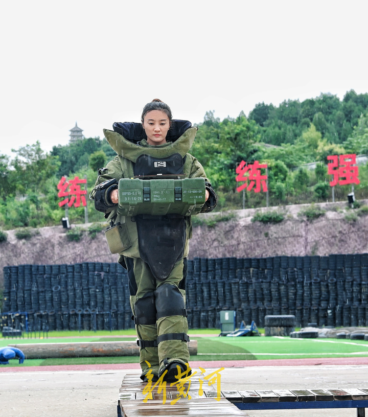 济南80后女排爆手 每天穿70斤排爆服训练4课时