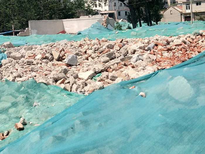 【啄木鸟在行动】槐荫区王府庄村拆迁现场建筑垃圾堆积严重　