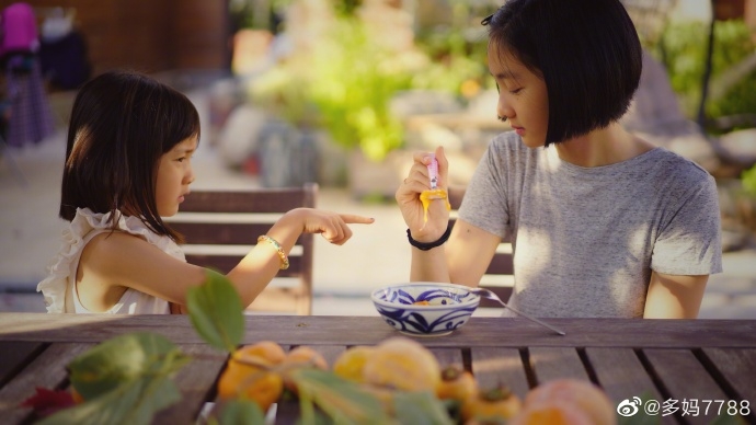 孙莉晒多多与妹妹甜美合照 多多短发造型吸睛