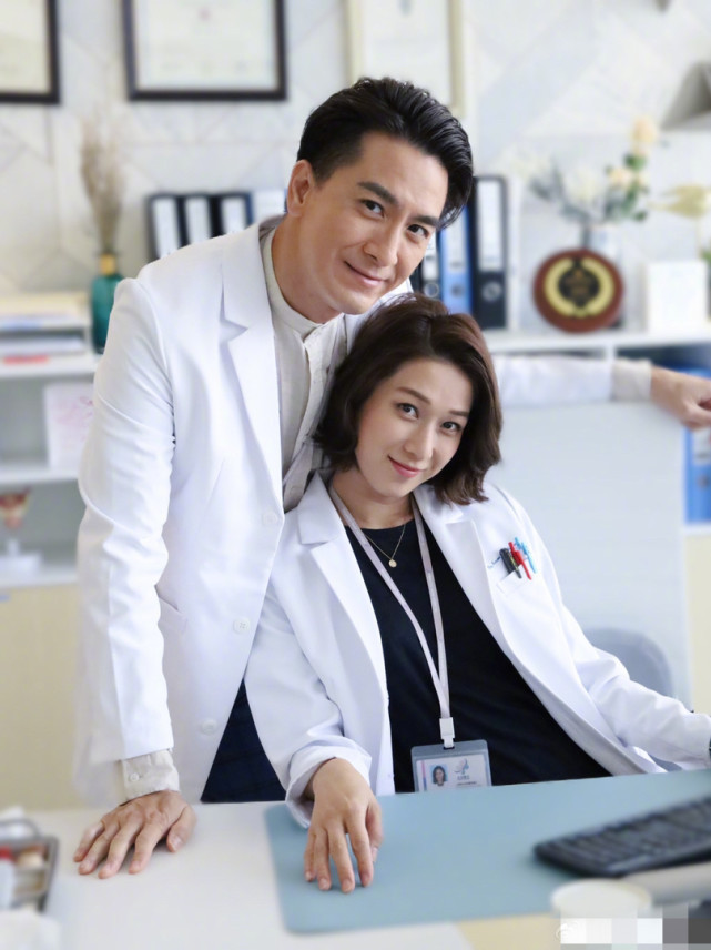 身材|钟嘉欣穿泳装秀身材，细腰长腿一点不像俩娃妈