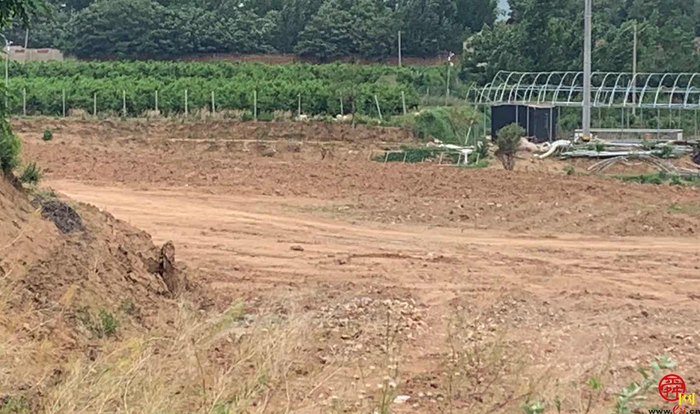 【啄木鸟在行动】驼沟村公交站附近渣土裸露 易产生扬尘