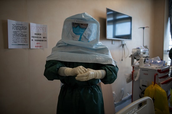 直击插管敢死队90秒：和患者口鼻相对，暴露高浓度病毒下