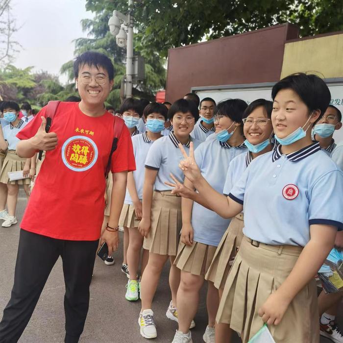 海川中学的这位年轻教师用温暖感染每一位学生