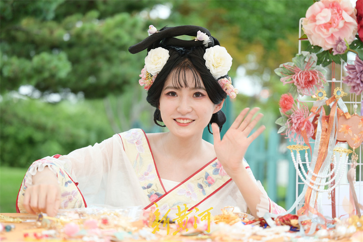 云鬓花颜金步摇，逛汉服市集感受古风文化
