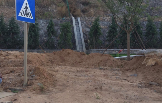 【啄木鸟在行动】二环南快速路港九路出口处存在扬尘隐患