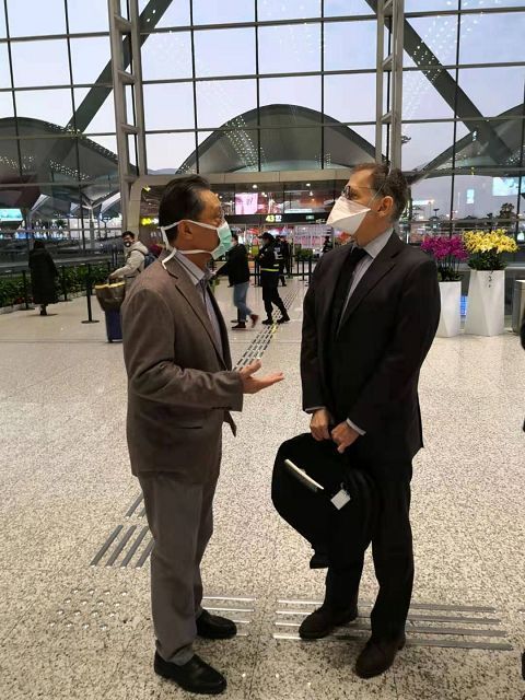 钟南山团队通过总台独家辟谣：钟南山亲自迎接美国药企老总不实