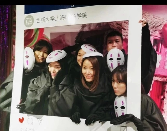 林心如与舒淇等好友聚会，霍建华陪老婆身边露搞怪笑容