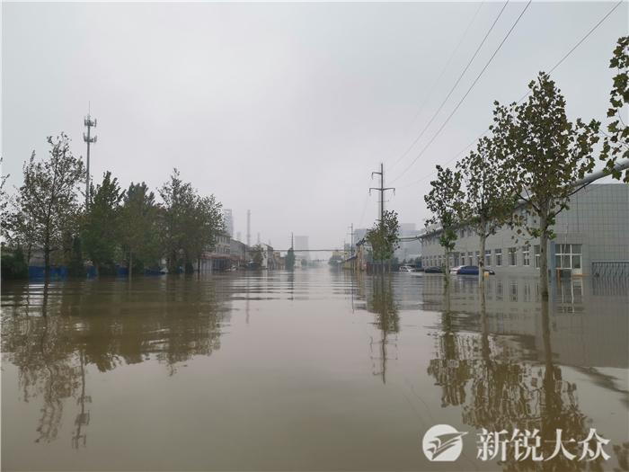 刘家义乘冲锋舟深入桓台县马桥镇一严重内涝厂区现场指挥抢险救灾