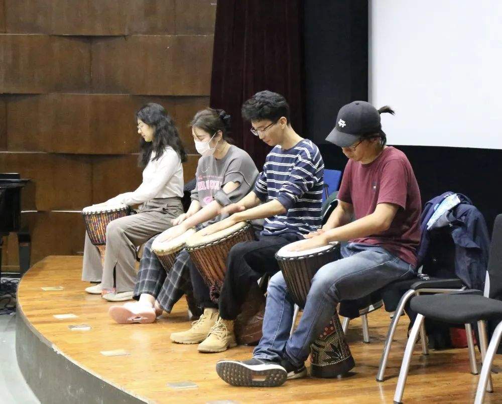 夜校成为年轻人的“市内桃源”，记者也去听了几门课